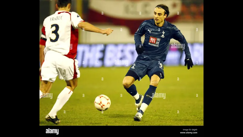 Cầu thủ Tottenham với nỗ lực vượt qua sự trở ngại của cầu thủ Slavia Prague