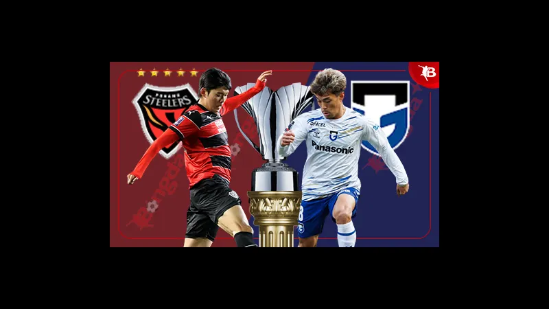 Cầu thủ Pohang và Gamba Osaka tranh chấp bóng trên sân